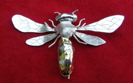 Bee brooch