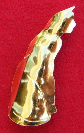 Cat brooch with gold kum