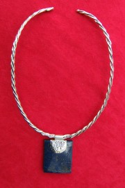 Choker with lapis mount