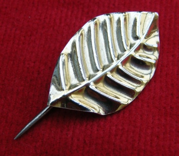 Leaf brooch