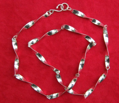 Full twisted strip necklace