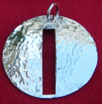 Disk circular pendant with slit