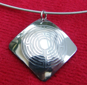 Labyrinth pendant on small cable