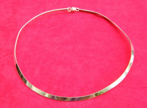 Thin round choker