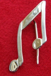 Quaver brooch