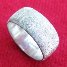 Ring with vibratooled finish