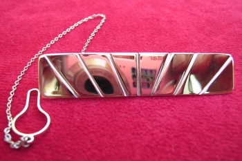 Tie clip with chain