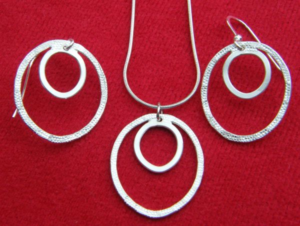 Textured round pendant and earrings set