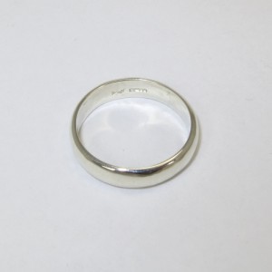 9 ct white gold wedding ring