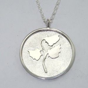 Silver sqweet pea pendant