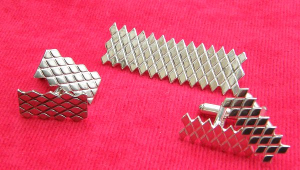 Mesh tie pin with matcihing cuff links